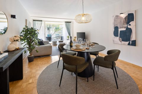 TV and multimedia, Living room, Seating area, Dining area