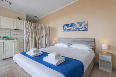 Bed, Kitchen or kitchenette, Photo of the whole room, Bedroom, towels