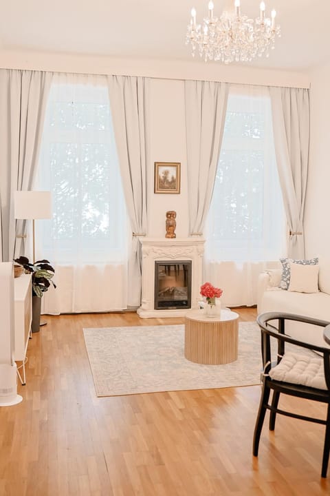 Photo of the whole room, Seating area