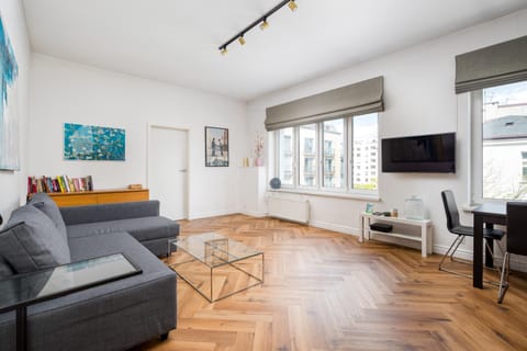 Communal lounge/ TV room, TV and multimedia, Living room, Seating area, Evening entertainment