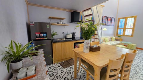 Coffee/tea facilities, Dining area, stove