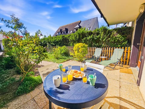Patio, Garden, sunbed