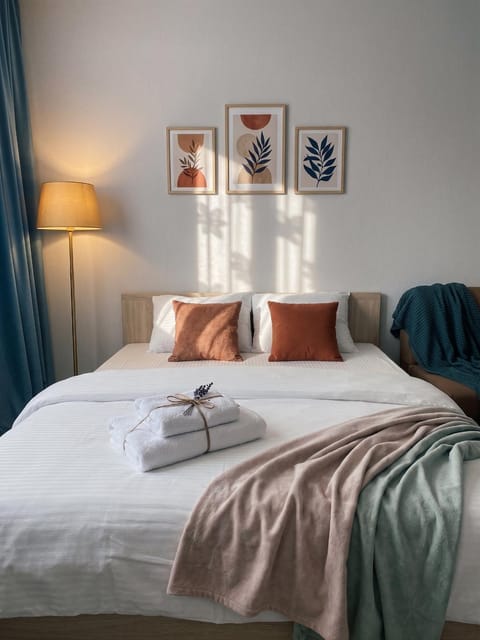 Bed, Photo of the whole room, Bedroom, towels