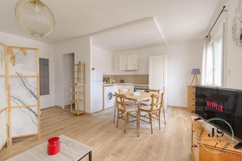 Coffee/tea facilities, Kitchen or kitchenette, Living room, Dining area, stove