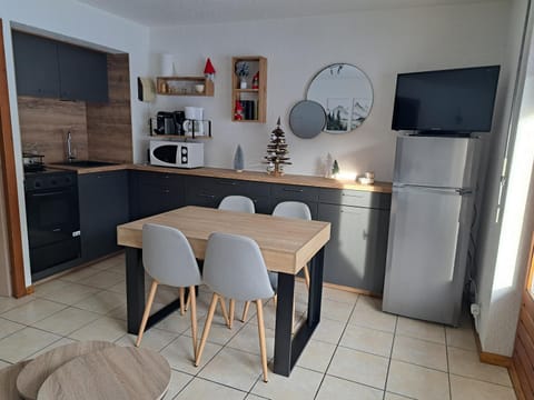 Kitchen or kitchenette, Dining area, oven, stove