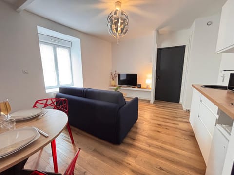 TV and multimedia, Kitchen or kitchenette, Living room, Dining area, stove