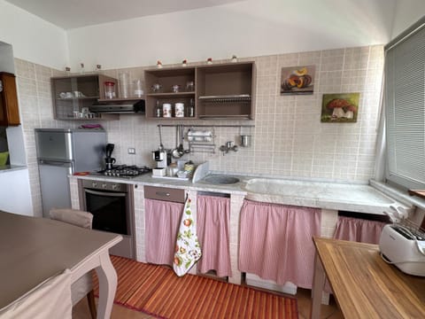 Coffee/tea facilities, Dining area, dishwasher, stove, toaster