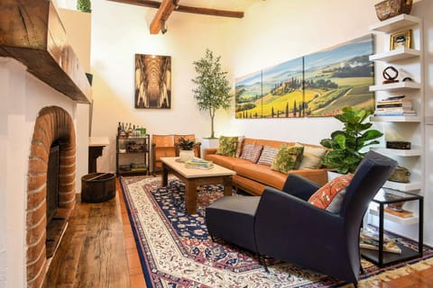 TV and multimedia, Living room, Decorative detail, Seating area, fireplace, furniture, internet