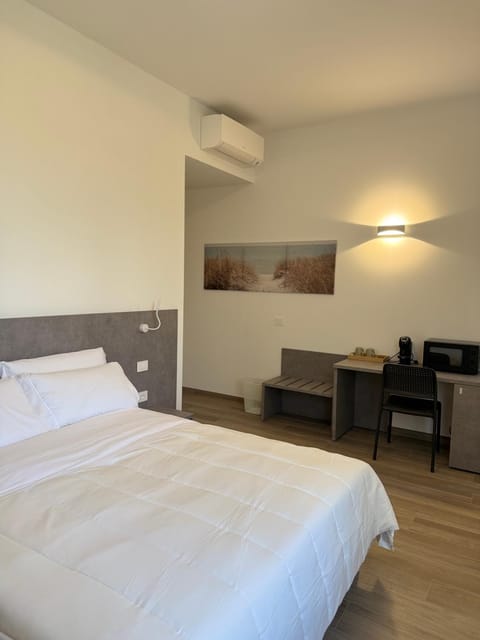 Bed, Photo of the whole room, Bedroom, air conditioner