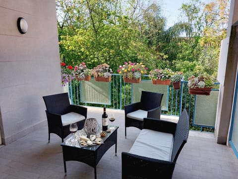 Balcony/Terrace, Garden view