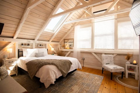 Bed, TV and multimedia, Photo of the whole room, Seating area, Bedroom