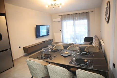 TV and multimedia, Kitchen or kitchenette, Living room, Seating area, Dining area