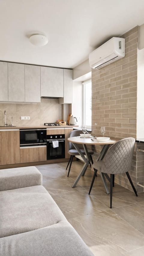 Coffee/tea facilities, Kitchen or kitchenette, Dining area, microwave, oven, air conditioner