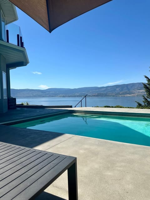 Natural landscape, View (from property/room), Balcony/Terrace, Lake view, Mountain view, Pool view, Swimming pool, Swimming pool, sunbed