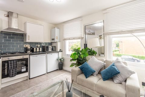 Coffee/tea facilities, Kitchen or kitchenette, Living room, Seating area, oven, stove, toaster