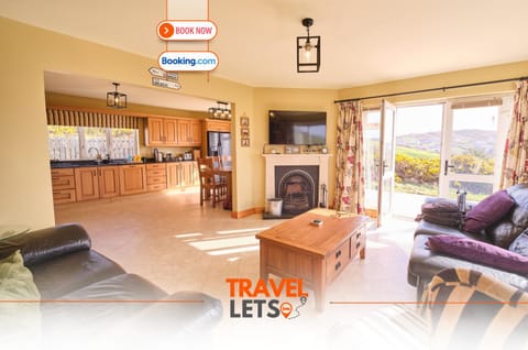 Communal lounge/ TV room, TV and multimedia, Kitchen or kitchenette, Living room, Seating area, Evening entertainment, Text overlay