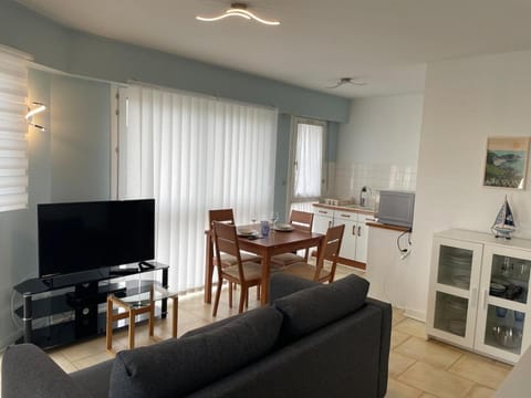 TV and multimedia, Seating area, Dining area, kitchen