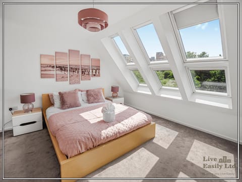 Bed, Bedroom, towels
