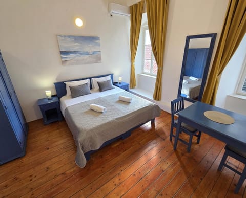 Bed, Dining area, Bedroom, wardrobe