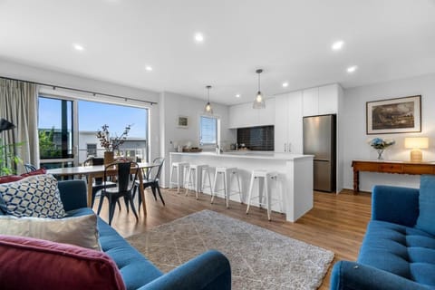 TV and multimedia, Kitchen or kitchenette, Living room, Dining area, heating, air conditioner