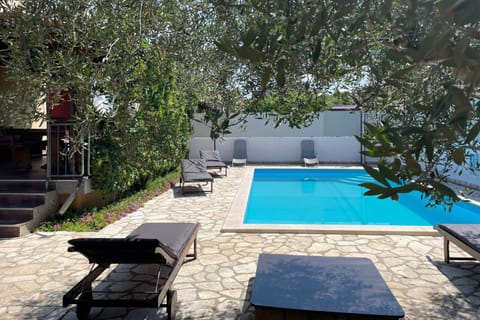 Swimming pool, Location, children, Family