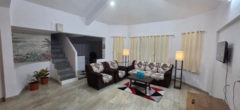 Communal lounge/ TV room, TV and multimedia, Living room, Seating area, Dining area