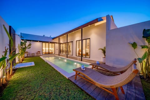 Property building, Patio, Natural landscape, Garden view, Swimming pool, sunbed