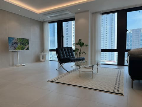 Communal lounge/ TV room, Living room, Seating area, Sea view, Sea view