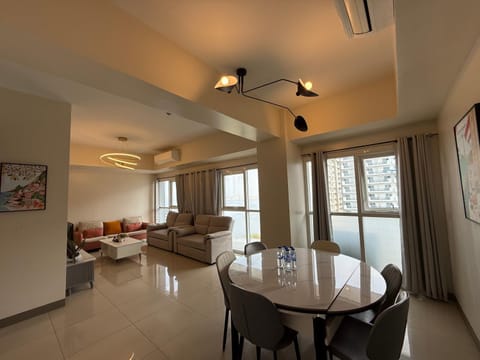 TV and multimedia, Living room, Seating area, Dining area