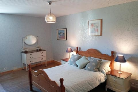 Bed, Living room, Photo of the whole room, Decorative detail, Seating area, Bedroom