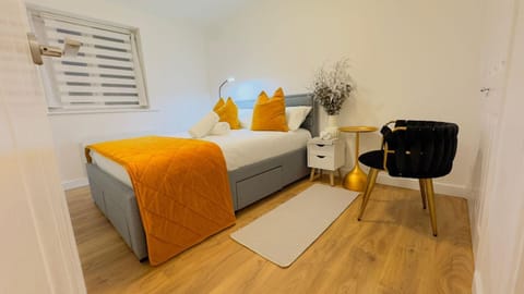 Bed, Photo of the whole room, Decorative detail, Seating area, Bedroom, furniture