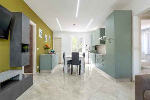 Communal lounge/ TV room, TV and multimedia, Kitchen or kitchenette, Living room, Seating area, Dining area, Evening entertainment