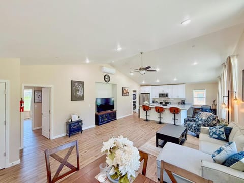 TV and multimedia, Kitchen or kitchenette, Living room, Seating area, Dining area, Evening entertainment