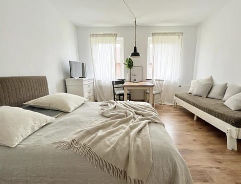 Bed, Seating area, Dining area
