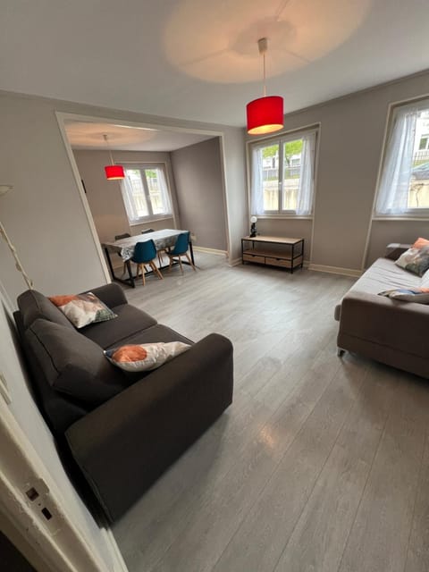 Bed, Living room, Photo of the whole room, Seating area