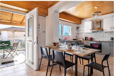 Coffee/tea facilities, Kitchen or kitchenette, Dining area, dishwasher, oven, stove