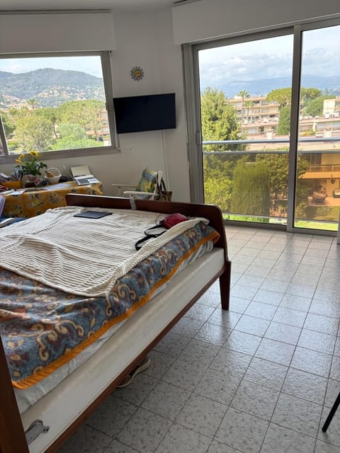 Bed, TV and multimedia, View (from property/room), Mountain view