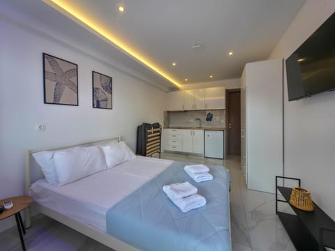 Bed, TV and multimedia, Kitchen or kitchenette, Bedroom, towels, wardrobe