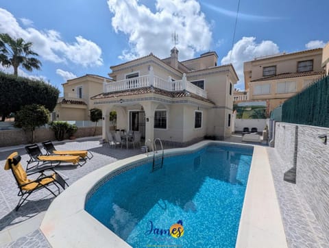 Property building, Patio, Day, Balcony/Terrace, Swimming pool, Swimming pool, sunbed