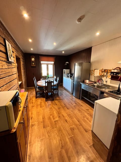 Kitchen or kitchenette, Dining area, stove