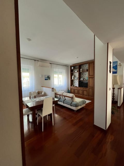 TV and multimedia, Living room, Seating area, Dining area, air conditioner