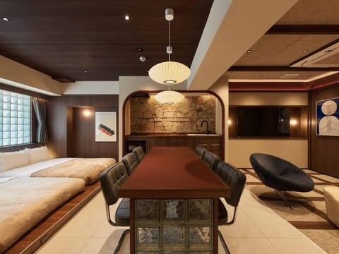 Bed, TV and multimedia, Living room, Photo of the whole room, Seating area, Bedroom