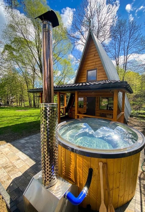 Property building, Spring, Day, Natural landscape, Garden, Hot Tub, Hot Tub, Garden view