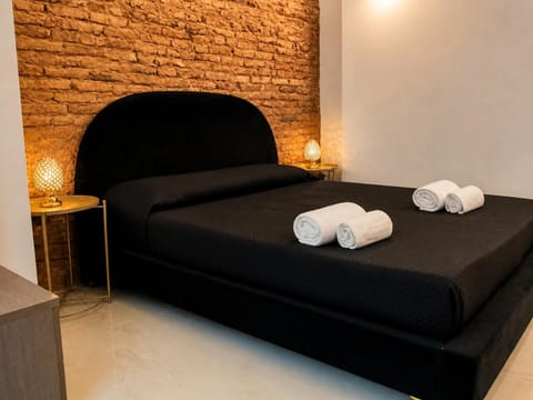 Bedroom, towels