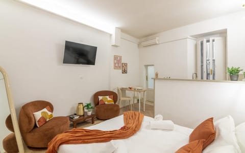 Bed, TV and multimedia, Photo of the whole room, towels
