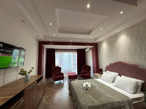 Bed, TV and multimedia, Bedroom