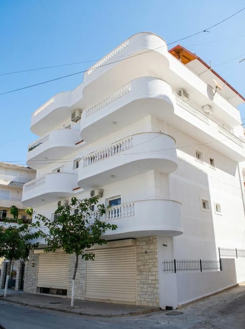 Property building, Day, Balcony/Terrace