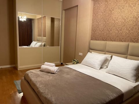 Bed, Bedroom, towels