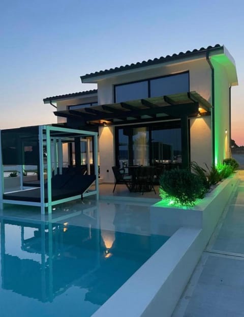 Property building, Patio, Day, Pool view, Swimming pool, sunbed