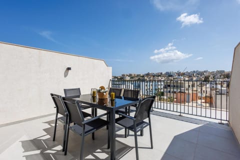 Property building, Patio, Day, Natural landscape, Balcony/Terrace, Seating area, Dining area